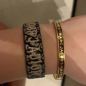 Snyggt armband  - Säljer nu detta fina unika armband från Marc Jacobs! Köpt i New York❤️‍🔥🤌🏼slutsålt på hemsidan🌟passar till mycket!! Väldigt bra skick! (Kan bli budgivning om flera är intresserade)!