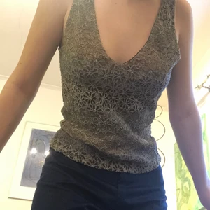 Grön vintage topp - V-ringat linne med blommor, köpt på BEYOND RETRO för 175kr, väldigt bekvämt och sitter fint! Ingen storlek står på lappen men passar bra på mig, strl S