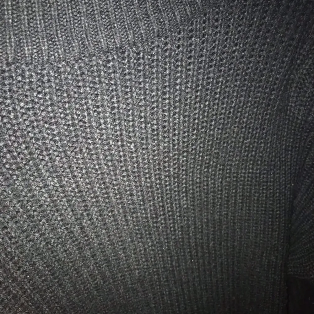 En svart snygg stickad tröja från HM. Väldigt fint skick. Kontakta mig för fler bilder. Priset kan diskuteras. . Tröjor & Koftor.