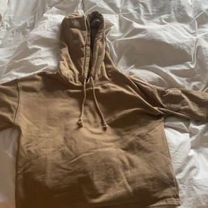 Hoddie  - Säljer en beig hoddie! Den är använd få tal ggr! Den har 2 fickor på armarna…lite noppig 
