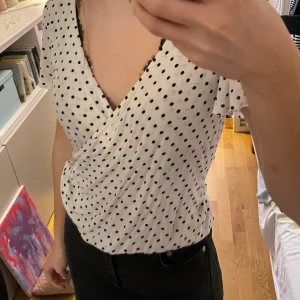 Blus - Prickig omlottblus. Supersöt och passar till allt. Bra skick och inga defekter 🤍
