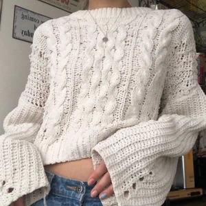 Stickad tröja - En croppad stickad tröja från Urban Outfitters. Är jätteskön och andas, är inte så kort men magen syns när man lyfter på magen. Möts helst upp annars står köparen för frakt!❤️