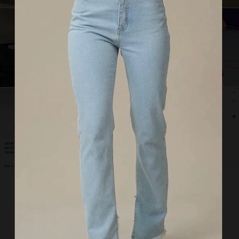 Säljer dessa jeans i svart och blå. Använt de blåa 3 ggr & svarta 1 gång. Säljer båda för 500kr & 350kr st. . Jeans & Byxor.