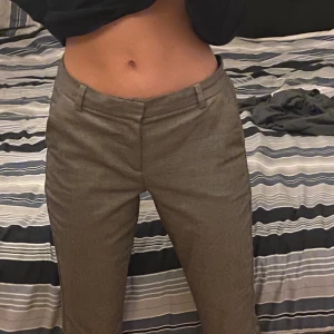  lågmidjade kostymbyxor i storlek 36❤️‍🔥❤️‍🔥 - köpte second hand men knappt använda!! fick inte plats på bilden men de viker sig snyggt över skorna på mig som e 170💘💘 tyvärr är de lite stora på mig så tvingas sälja de till bättre ägare 🌟 hör av er vid behov av fler bilder!! frakt ingår ej!! 