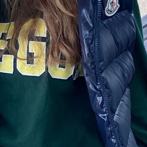 Moncler väst  - Superfin blå moncler väst! Har inga defekter och är i mycket fint skick! Kvitto och äktehetsbevis medföljer såklart!💕skriv vid frågor! Köptes för 5600kr på nk