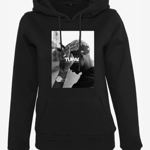 Tupac hoodie stlk M - Säljer en av min favorit hoodies för att den inte kommer till andvänding länger⚡️💕.köpte den på aboutyou.se och den är i storlek M och sitter bra på mig som är 160 och brukar ha M/L💗. Snörena saknas annars är den i bra skick💗⚡️.