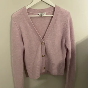 & other stories tröja - Stickad, helt oanvänd tröja i alpacka mix, ljuslila färg med guldiga flugknappar, inte kommit till användning för mig endast därför jag säljer, kostade 800kr som ny😊