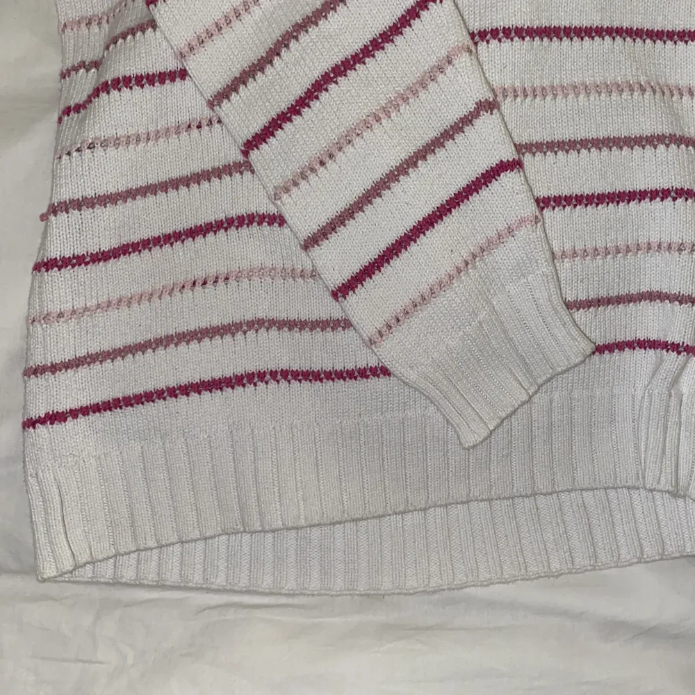 En v-ringad, vit- och rosarandig ”virkad” tröja från ISOLDE, storlek L. Tröjor & Koftor.
