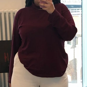 Vinröd polotröja - Långärmad, vinröd polotröja. Jag har ca storlek L på bilderna. Men den skulle antagligen funka bra även på större storlekar men tajtare, samt lösare på mindre storlekar.