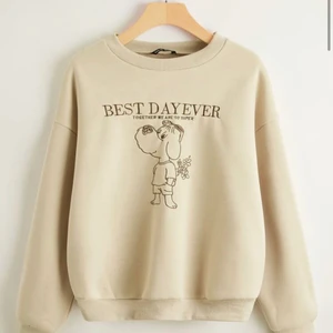 Beige hoodie   - Säljer denna beiga hoodie då den inte har kommit till användning! Tycker den är väldigt fin och den är också superskönt inuti! Den passar perfekt till vintern att sitta inne å mysa i eller att ha på en sen sommarkväll istället för jacka/filt då den är väldigt varm! Köpte den för 149 men säljer nu för 25 då nära ALLT på MIN SIDA SÄLJS FÖR UNDER 30 kronor!! Jag hade kollat in den om jag var du!!❤️❤️❤️🥳🚨🥰🎀🎀🥰🥳🥳💞💗💗💕🥰🥳🥳