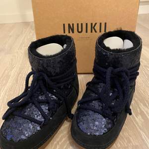 Super snygga marinblå inuikii skor med paljetter. Helt nya, endast provade. Strl 38 💙 1400 kr ink frakt