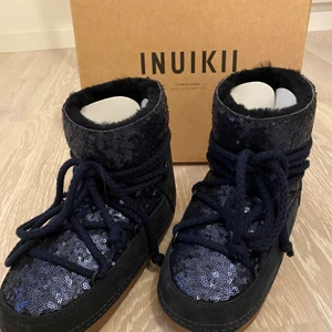 Inuikii skor - Super snygga marinblå inuikii skor med paljetter. Helt nya, endast provade. Strl 38 💙 1400 kr ink frakt