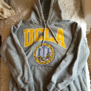 Grå hoodie med tryck  - Grå hoodie köpt här på Plick. Tröjan är från HM och har snyggt gult tryck. Den har storlek L men funkar som S-L skulle jag säga. ❗️köparen står för frakt❗️