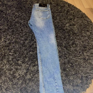 Zara jeans ljusa  - Jeans från zara man. EUR 40 fint skick. Ljusa Jens med blåvit färg 