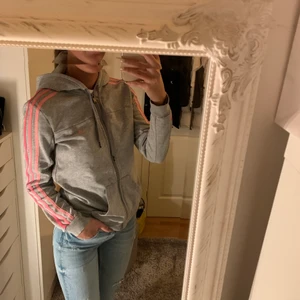 Adidas hoodie - Grå adidas hoodie med rosa stäck. Använd ett antal gånger men är i bra skick.