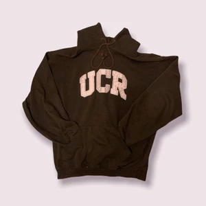 brun och rosa hoodie - underbar hoodie köpt 2nd hand. sjukt skön och snygg, andra bilden visar färgen bäst tkr jag. den är dock ganska shliten, lite trasig i muddarna och bokstäverna är halvt på g att ramla av. 