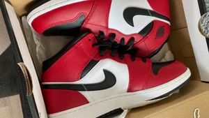 Air Jordan 1 Mid GS 'Chicago Black Toe'  - Säljer ett par jordan 1s i storlek 38.5. Endast provade inomhus! Nypris ca 3000kr, säljer mina för 2800kr.