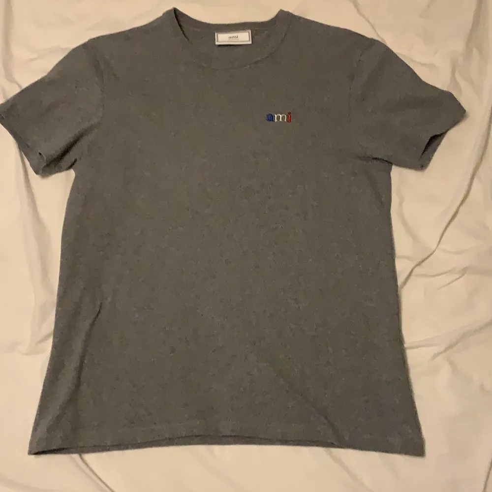 Grå ami T-shirt använd Max 5 gånger så skicket är väldigt bra. Storlek medium, nypris 1100kr. Pm för fler bilder. T-shirts.