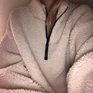 Tröja. - Superfin Tröja ifrån H&M, Storlek: M. Jättebra skick. 🤍🤍🤍🤍