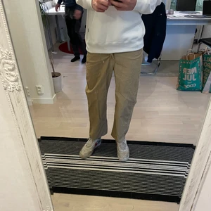 Beiga Lee Manchester byxor - Fina Manchester byxor. Dock något små för mig, är ca 183. Fint skick och passformen är relaxed. 