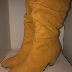 Skor - Gula boots med klack, använda fåtal gånger ✨Frakt +110kr✨