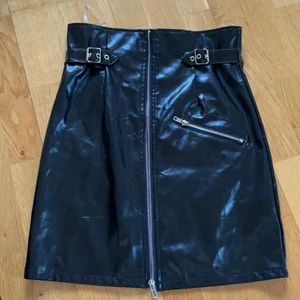 Läder kjol  -  kjol i konstläder ifrån Bohoo. Mjukt och stretchigt material. Storlek 36, endast provad men är för liten för mig tyvärr. 