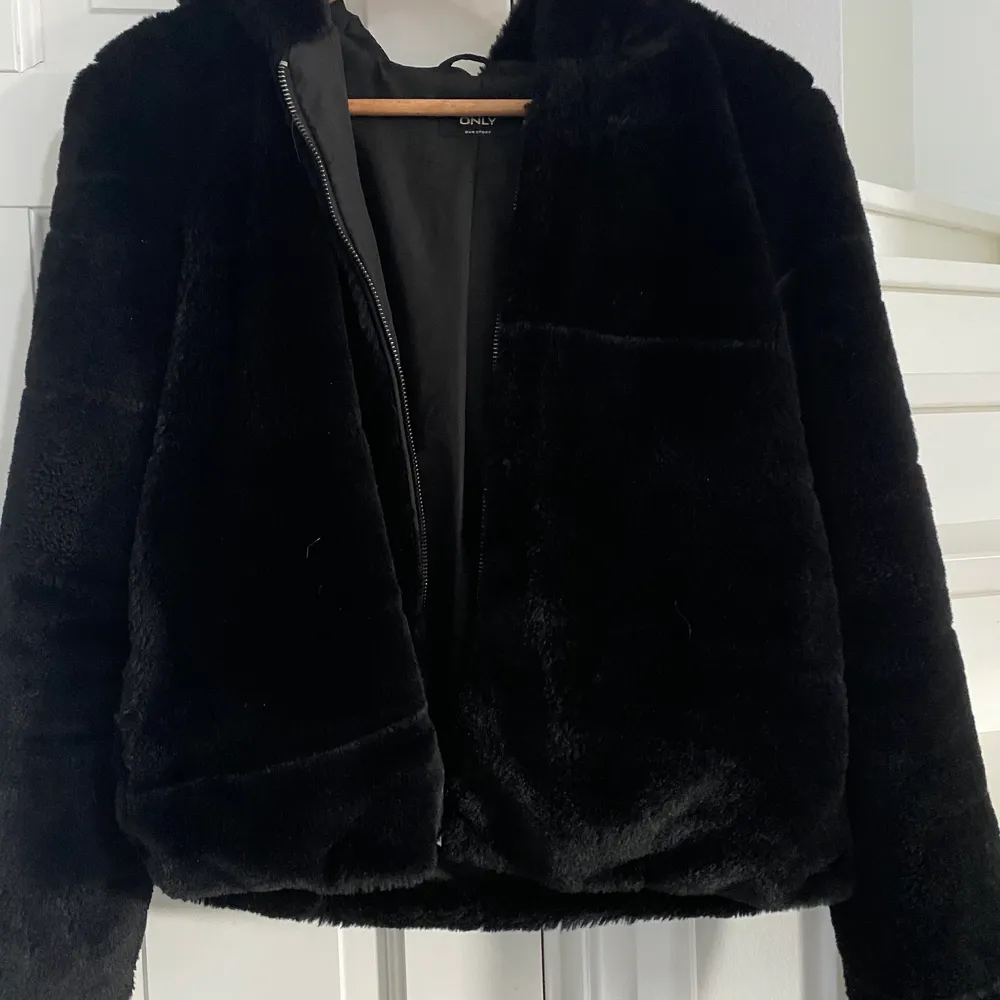 Säljer denna supermysiga svarta fuskpälsjackan från Only! Säljer jackan pga att den inte kommer till användning men den är i superfint skick👍🏽 90kr+frakt, storlek S. Jackor.