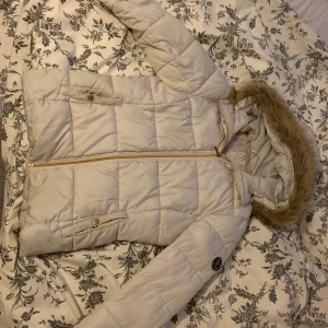 Vinterjacka strl. 38 - Vit vinterjacka med luva