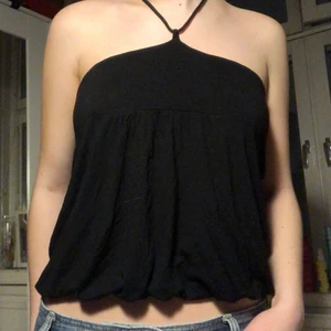 Svart halternecktopp  - Så söt svart halterneck topp med fint fall!