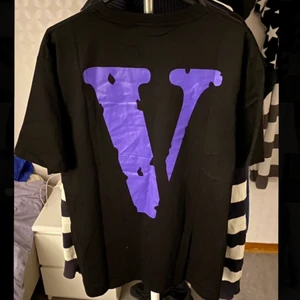 Vlone t-shirt - Bra passform! ) Inga fläckar, vill bli av med! Sitter som en storlek M/L. Skriv vid instresse eller för fler bilder! Nypris 1200-1500kr