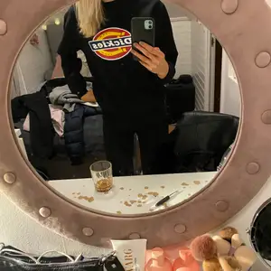  Säljer En svart dickies sweatshirt i storlek S. Säljer denna pgr av den inte kommer till användning längre. Skulle säga att den är ganska liten och kort i ärmarna för att vara i S. Köpte den helt ny och har använd få tal gånger. Säljs för 200+ köpare står för frakt 