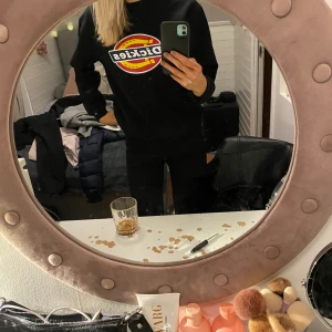 Dickies -  Säljer En svart dickies sweatshirt i storlek S. Säljer denna pgr av den inte kommer till användning längre. Skulle säga att den är ganska liten och kort i ärmarna för att vara i S. Köpte den helt ny och har använd få tal gånger. Säljs för 200+ köpare står för frakt 