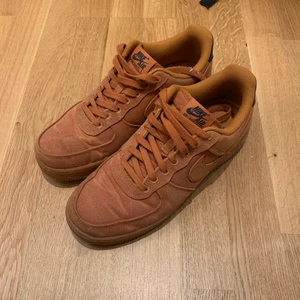 Nike AF1 Orange size 42 - So these look worn, but the “discoloration” seemed to be intentional as they came like that out of the box. Worn maybe like 10-15 times?