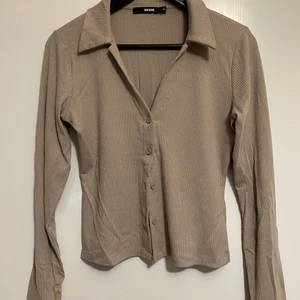 BikBok tröja i storleken M - Fin, ribbad beige tröja från BikBok i storleken M. Använt endast 1 gång tidigare.