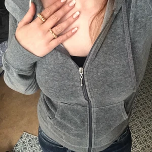 Grå velour hoodie  - Jättefin grå zip-up hoodie i velour☺️ köparen står för frakt💕