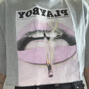 Playboy t-shirt - Grå t-shint i samarbete mellan playboy och missguided. Använd väldigt få gång, bra skick