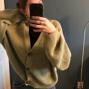 Grön stickad kofta - Fett skön o mysig stickad kofta från Monki i mintgrön, färgen är finare i vekrligheten tycker jag. inte kommit till så mycket användning så den är i bra skick. storlek M pris 100kr + frakt. Kom privat för mer bilder/frågor