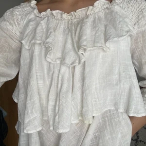 Vit blus från Zara, storlek XS - Säljer denna fina blus från Zara i storlek XS. Välskött och ser ut som ny.❣️