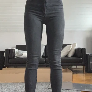 Levis jeans - Levis ”mile high super skinny” jeans i svart, de är dock lite urtvättade i färgen men det tycker jag är snyggt. De är väldigt bekväma och i bra skick.