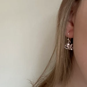 Örhängen  - Nickeltestade örhängen i metall med ängelberlocker! Så enkla men så fina👼💘 finns i begränsad upplaga! Vid frågor är det bara att skicka ett dm, svarar så fort jag kan💕 (OBS -priset är exklusive frakt)