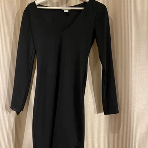 Svart kortklänning - En svart tight v-ringad kortklänning med bra passform i storlek XS. Klänningen är i ett bra skick och har kommit till användning enstakade gånger. Jag har tyvärr växt ur klänningen då den inte passar längre. Hör av er vid intresse! 