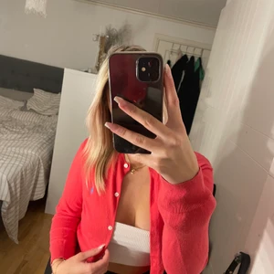 Ralph lauren kofta  - En rosa/röd kofta från ralph lauren som är i nyskick! (Den är äkta) pris kan diskuteras!!! Köp direkt:300kr plus frakt