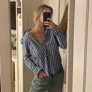 Skjorta, strl 34  - Klassisk randig skjorta från ginatricot i storlek 34! Så himla användbar och snygg till precis allt🦋 använd fåtalet gånger!💘