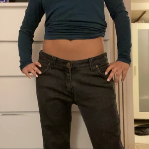 Lee jeans  - !intressekoll! Ett par svarta lee jeans som tyvärr är lite för stora i midjan/rumpan. Annars skit skygga bootcut, sitter inte så tajt💕 Står 31/31 men skulle säga S/M (jag är vanligtvis xs/s) köpare står för frakten, kan mötas upp i Sthlm <3 