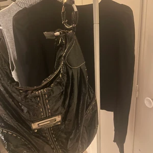 Guess väska - Guessväska som är köpt secondhand och ganska sliten, därmed de billiga priset