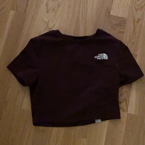 Brun croptop ifrån The North Face - Crop top ifrån The north face, köpt på Asos! Storlek M, köptes för 299, säljs för 100. Köparen står för frakt❤️