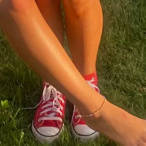 Röda Converse  - I använt skick därav priset 🍒