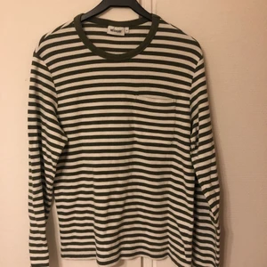 Randig tröja Weekday strl M - Randig tröja från Weekday i strl M. 