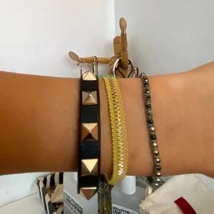 Valentino armband - Svart, guldiga nitar, slitet men fint bevarat