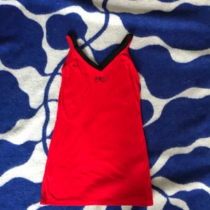 Röd klänning   - Klarröd klänning med svart D&G märke, skitsnygg! 